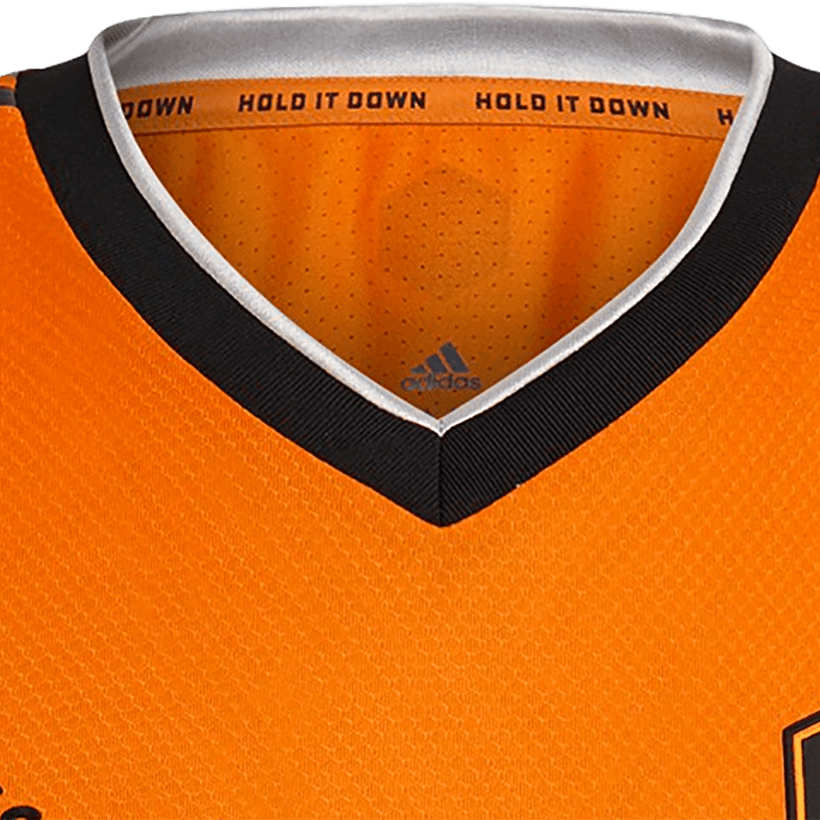 El lema del club “Hold It Down” está impreso en la parte interior del cuello.
<br>