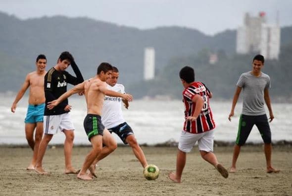 Los jugadores de la Selección de México que no tuvieron mucha participación contra Brasil, jugaron una 'cascarita' en la playa de Santos (Foto: Twitter)