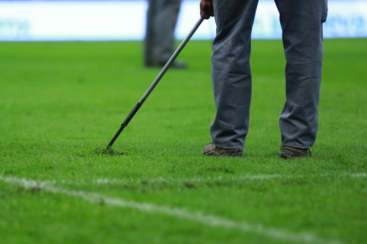 En el descanso de nuevo la cancha del Estadio Azteca recibió atención de jardinería ya que no se encontraba en buen estado.
