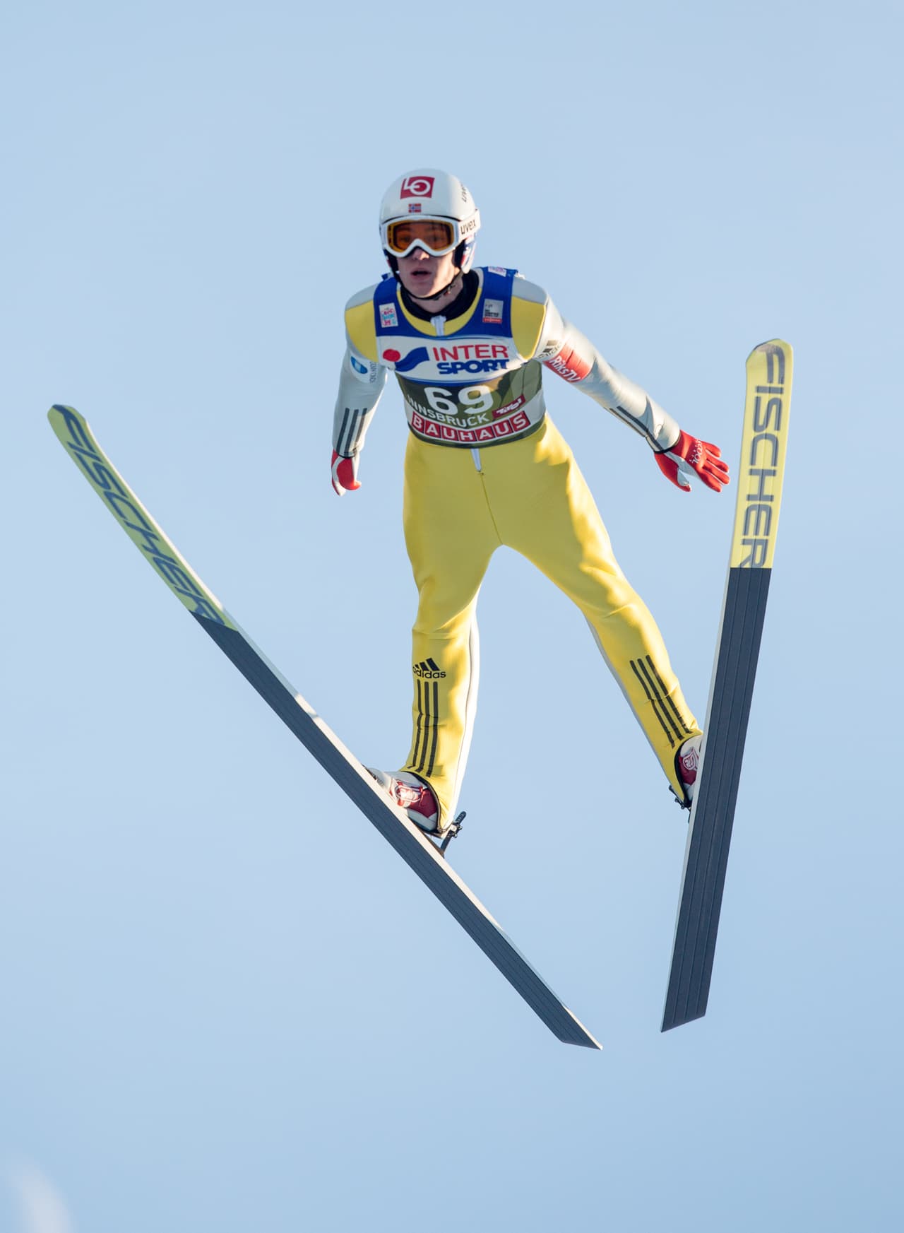 La competencia en Innsbruck (Austria) es la décima en el calendario de la Copa Mundo de salto en esquí masculino de la Federación Internacional de Esquí (FIS), la primera del 2017 y que finalizará el 26 de marzo. La capacidad de los atletas se mezcla con el espectáculo de su vuelo en medio de bellos paisajes y a una gran velocidad.