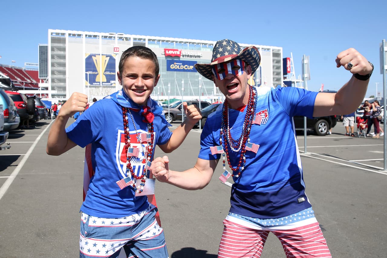 Apoyar a tu selección en una final no se da todos los días y aficionados de Jamaica y Estados Unidos acudieron al Levi's Stadium con banderas, maquillajes, disfraces y mucha emoción.