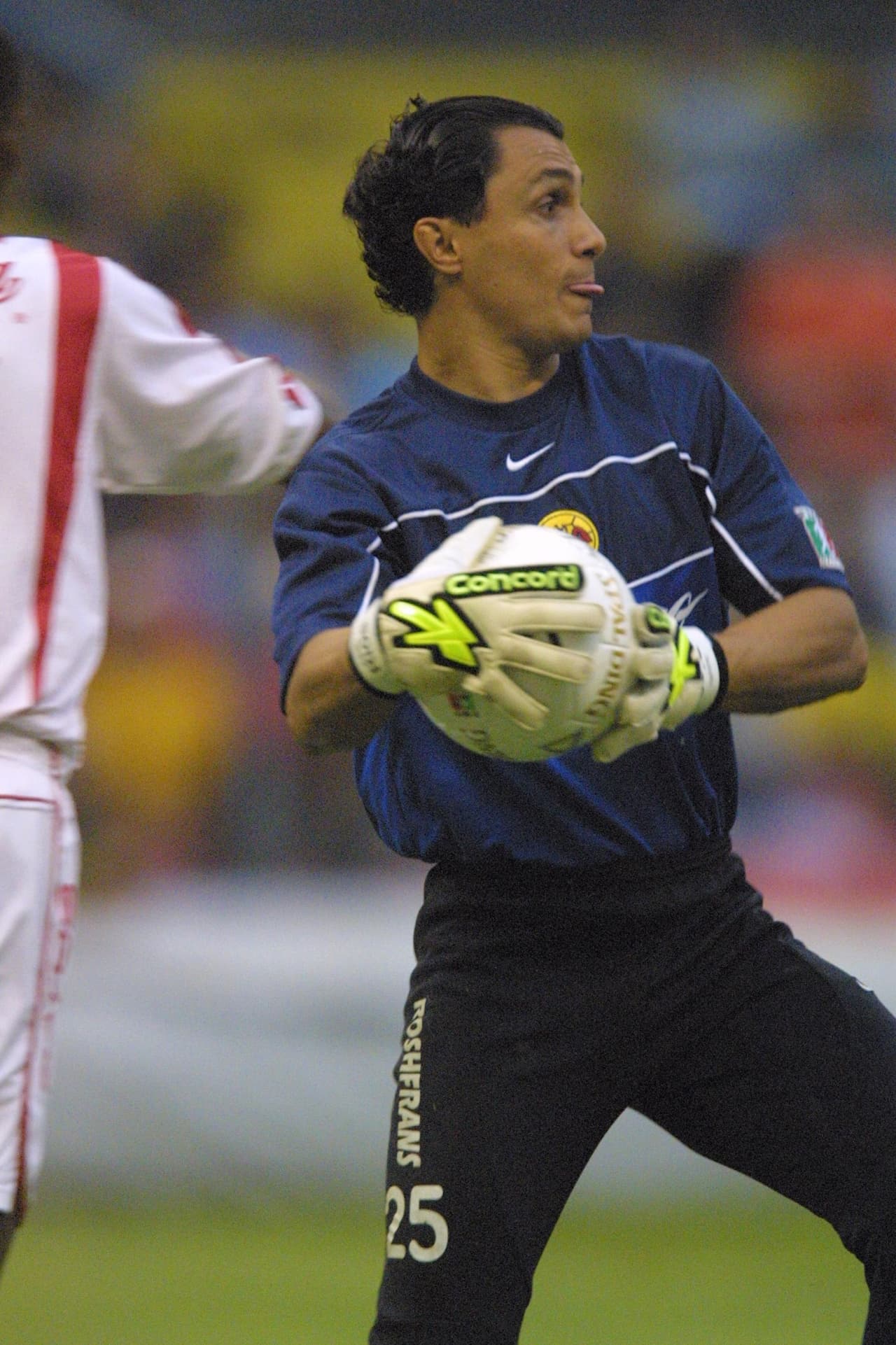 Rios fichó con el América en 1999, equipo con el que jugó hasta su retiro en el 2004.