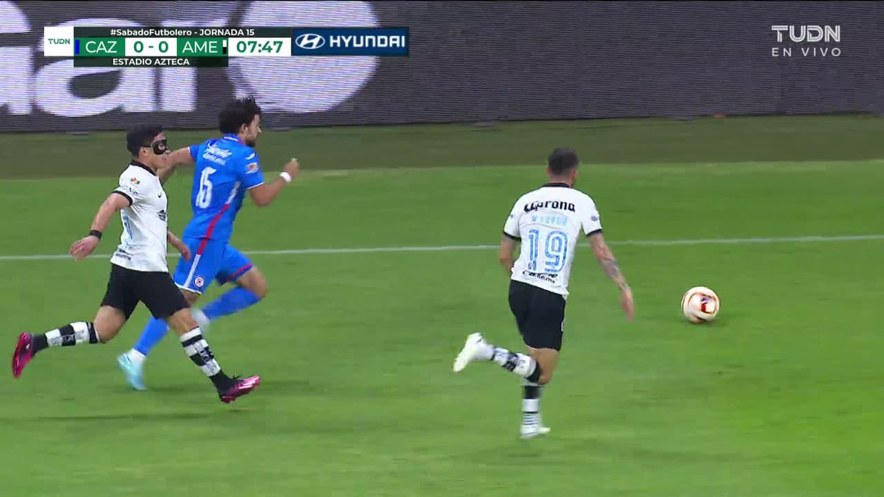 ¡CERCA! Jonathan Rodríguez disparó que se estrella en el poste.