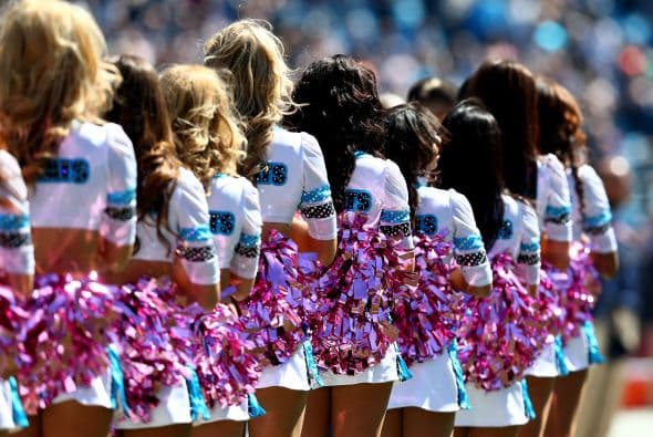 La NFL en octubre está de rosa como apoyo a la campaña del cancer de mama, y las porristas lucen sus trajes en ese color. ¡Bellísimas!