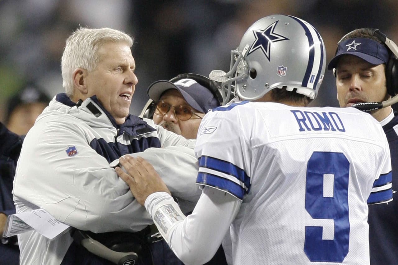 Bill Parcells, el entonces entrenador en jefe de los Cowboys, decidió sentar al errático Drew Bledsoe a mitad de la temporada y darle la oportunidad al pasador de ascendencia mexicana.