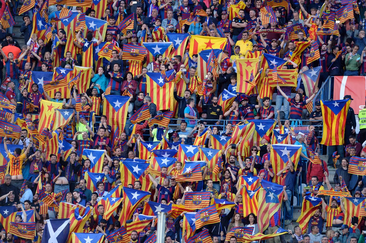Las esteladas se alzaron por todo el Vicente Calderón para celebrar el título del Barcelona.