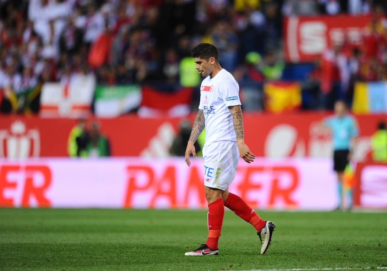 Banega se fue solo al vestuario, pero sabía que ahora el Barecelona tenía la oporunidad de aprovechar el estado animico del Sevilla y que el juego sería parejo en los tiempos extras.
