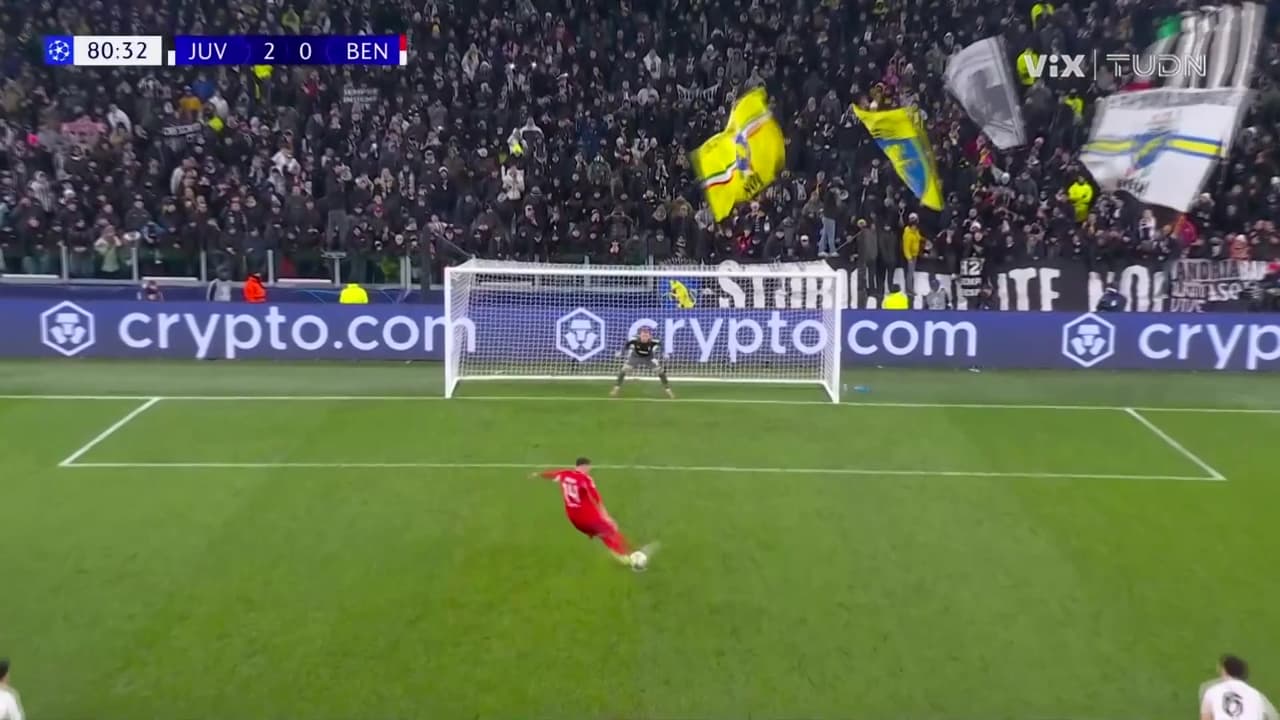 ¡El oso del torneo! Pavlidis falla el penal al resbalarse antes de tirar