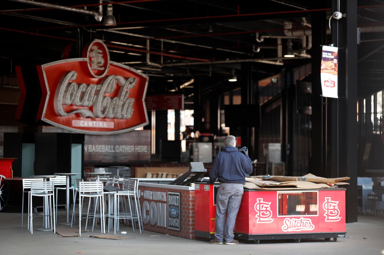 Un trabajador dentro del Busch Stadium.