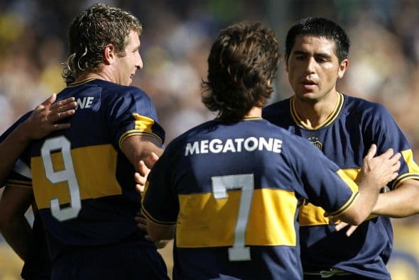 El tridente ofensivo formado por Riquelme, Schelotto y Palermo; la renovación del estilo del Boca Juniors rindió frutos en 1999 año en el cual conquistaron el bicampeonato en Argentina.
