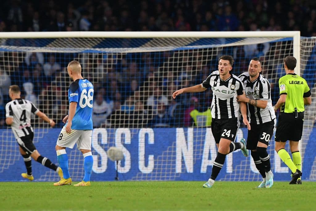 Lazar Samardzic capitalizó un error defensivo de los locales para acercar al Udinese. Pese a la insistencia de los visitantes, el Napoli se impuso por marcador de 3-2 en la Serie A.