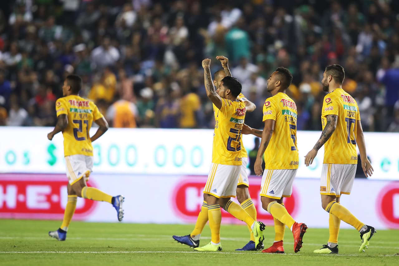 ¡Golazo de Tigres! Javier Aquino rompió el cero y adelantó a los visitantes con un potente disparo lejano al minuto 6 de la primera mitad.