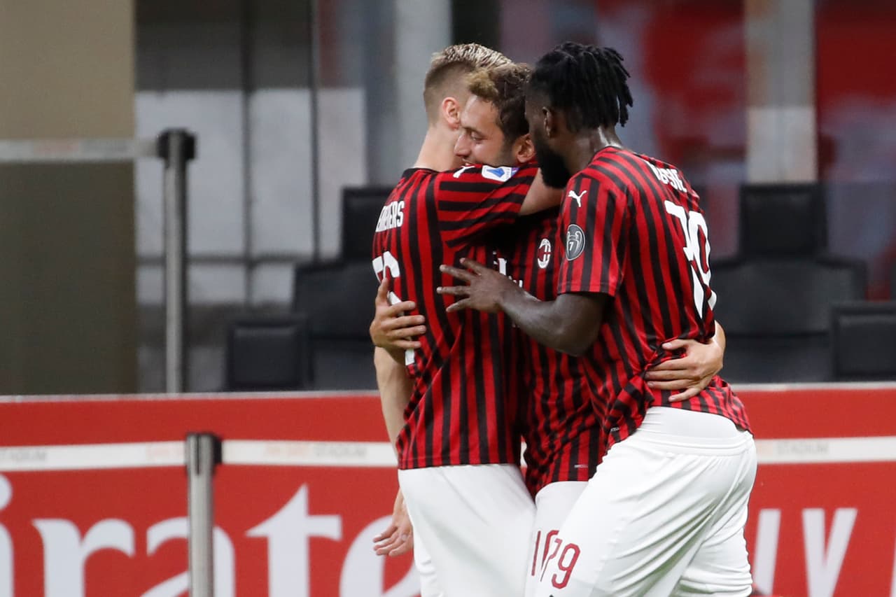 Milan 1-1 Atalanta | Hakan Calhanoglu (14’) abrió el marcador para los locales. Duván Zapata (34’) emparejó los cartones en el Giuseppe Meazza. Atalanta cierra la jornada con 75 unidades y muy probablemente tendrá un lugar en la próxima edición de la UEFA Champions League. Milan llegó a 60 puntos.
