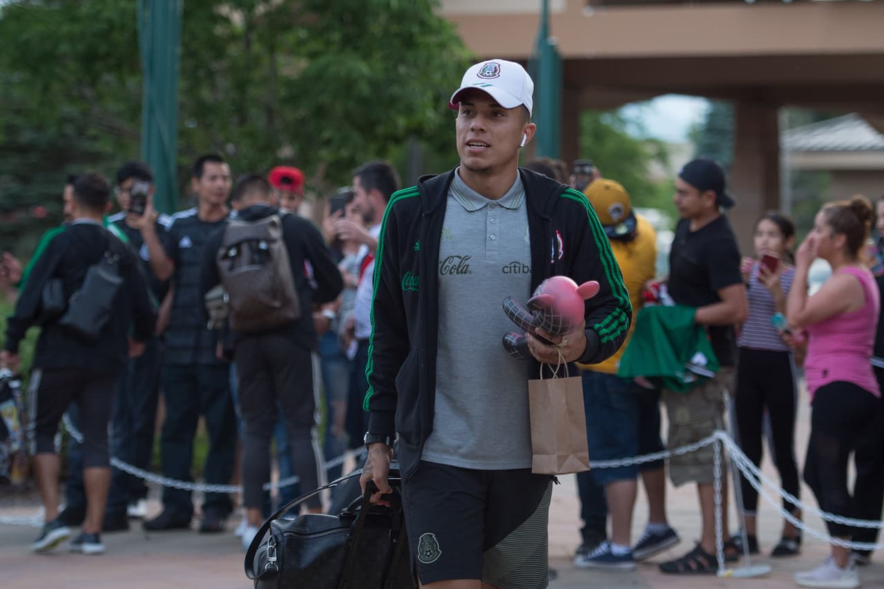 Los integrantes de la Selección Mexicana de Fútbol y su cuerpo técnico arribaron a la ciudad de Denver, Colorado, donde este miércoles entrante sostendrán su segundo duelo de la Copa Oro 2019 ante la representación de Canadá en Invesco Field, la casa de los Denver Broncos. Una gran cantidad de aficionados esperaron largo rato para ver el arribo de los jugadores del Tricolor y pedirles la foto o el autógrafo, y manifestarles el apoyo de cara a su siguiente compromiso del torneo.