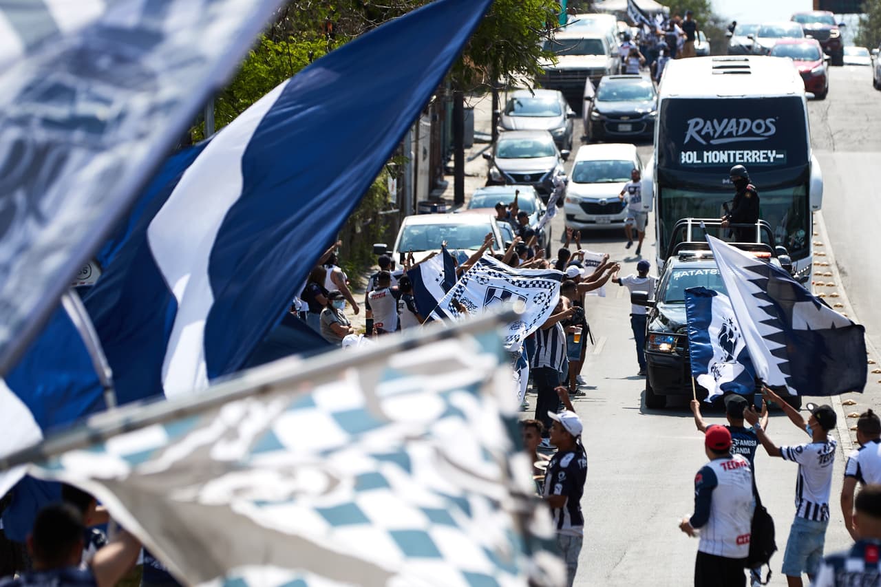 Afición de Rayados inunda las calles de Monterrey
