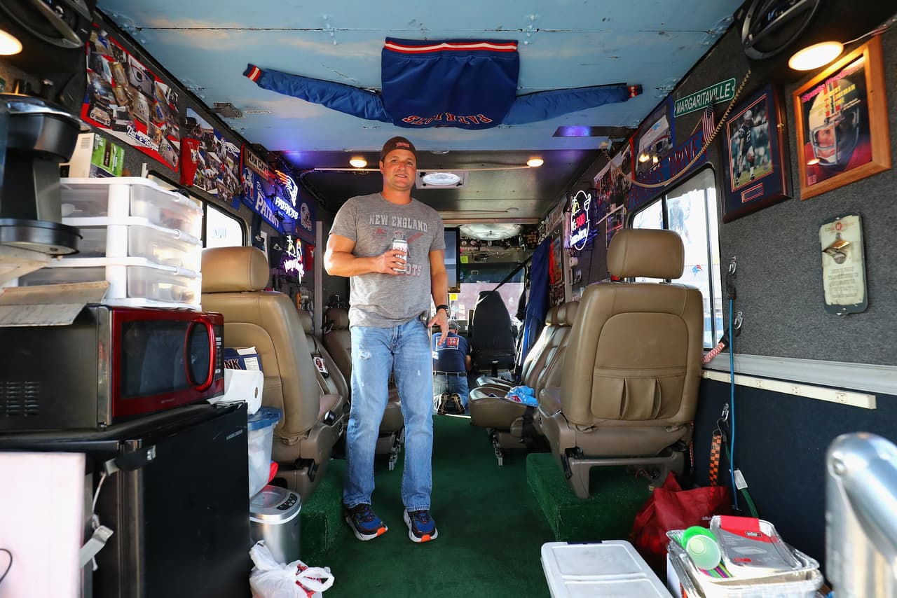 Los fanáticos de Nueva Inglaterra recibieron con su tradicional fanatismo el arranque del campeonato del fútbol americano estadounidense.