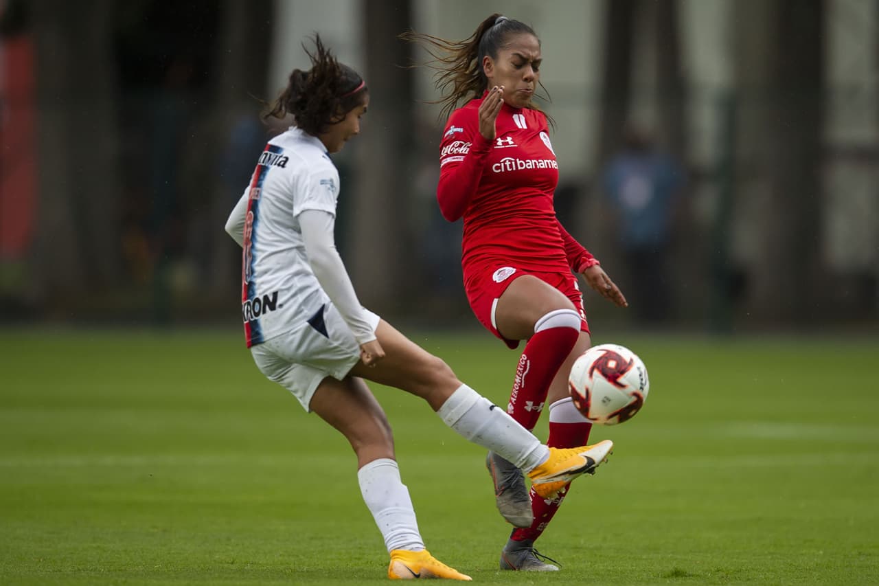 Las Chivas no se tocan el corazón y golean a las Diablas del Toluca para asegurar su lugar en la cima del torneo.