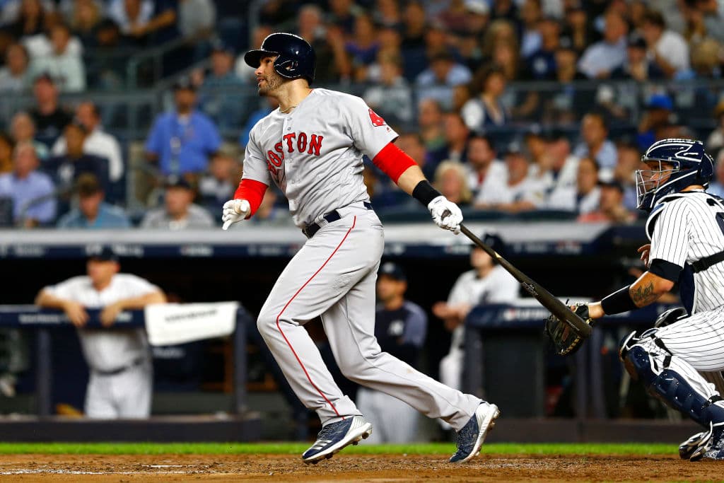 En el tercer capítulo estalló la ofensiva de Boston. JD Martínez pegó elevado de sacrificio al central para poner la pizarra 1-0 al llevar a Andrew Benintendi al plato.