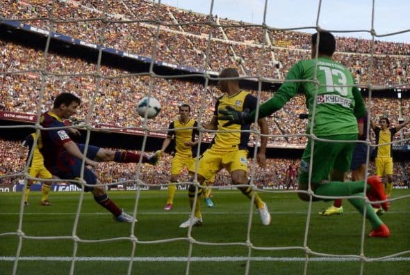 Este disparo de Messi terminó en las redes pero fue anulado por fuera de juego.