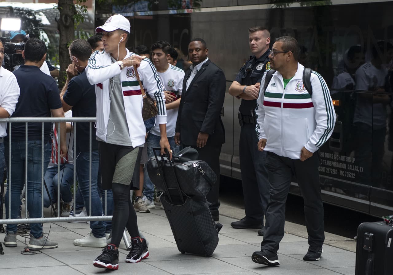 Los futbolistas de la Selección de México arribaron a la ciudad de Houston, donde el sábado entrante se medirán a la de Costa Rica para dirimir un boleto a las Semifinales de la Copa Oro 2019. Entre gritos, porras y mucho entusiasmo, la afición recibió de esta manera a los seleccionados mexicanos.