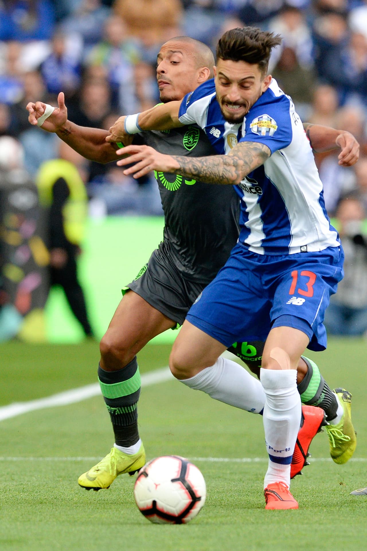 Porto ganó 2-1 contra Sporting de Lisboa, pero no le alcanzó para arrebatarle el primer lugar a Benfica, campeón en Portugal, en una jornada agridulce para los mexicanos, con gol de Héctor Herrera en su despedida y expulsión de Jesús Corona.