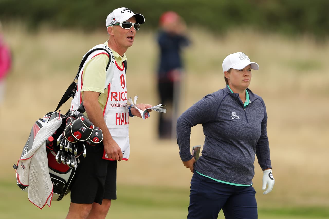 Es el caddy de la galesa Lydia Hall y también le gusta darle consejos.