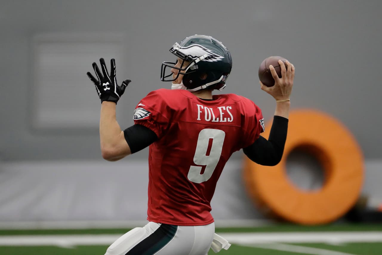 Philadelphia Eagles' Nick Foles participates in a drill at the NFL football team's practice facility, Wednesday, Sept. 6, 2017, in Philadelphia. (AP Photo/Matt Slocum)