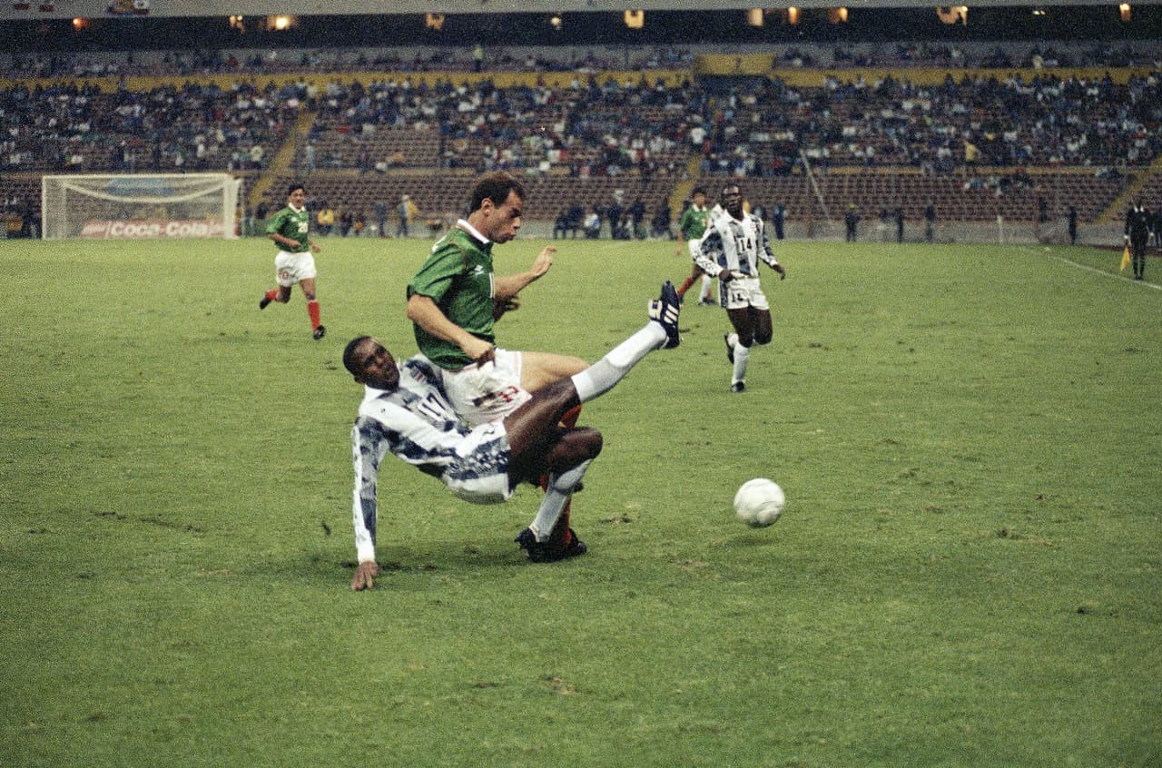 En 1988 la selección mexicana propinó una escandalosa goleada a El Salvador por 8-0 en partido de carácter amistoso que se disputó en Querétaro, México. Luis Roberto Alves Zague y Emilio Mora marcaron doblete, mientras que Javier Hernández, Alfonso Sosa y Daniel Guzmán marcaron un gol para firmar la goleada sobre los centroamericanos.