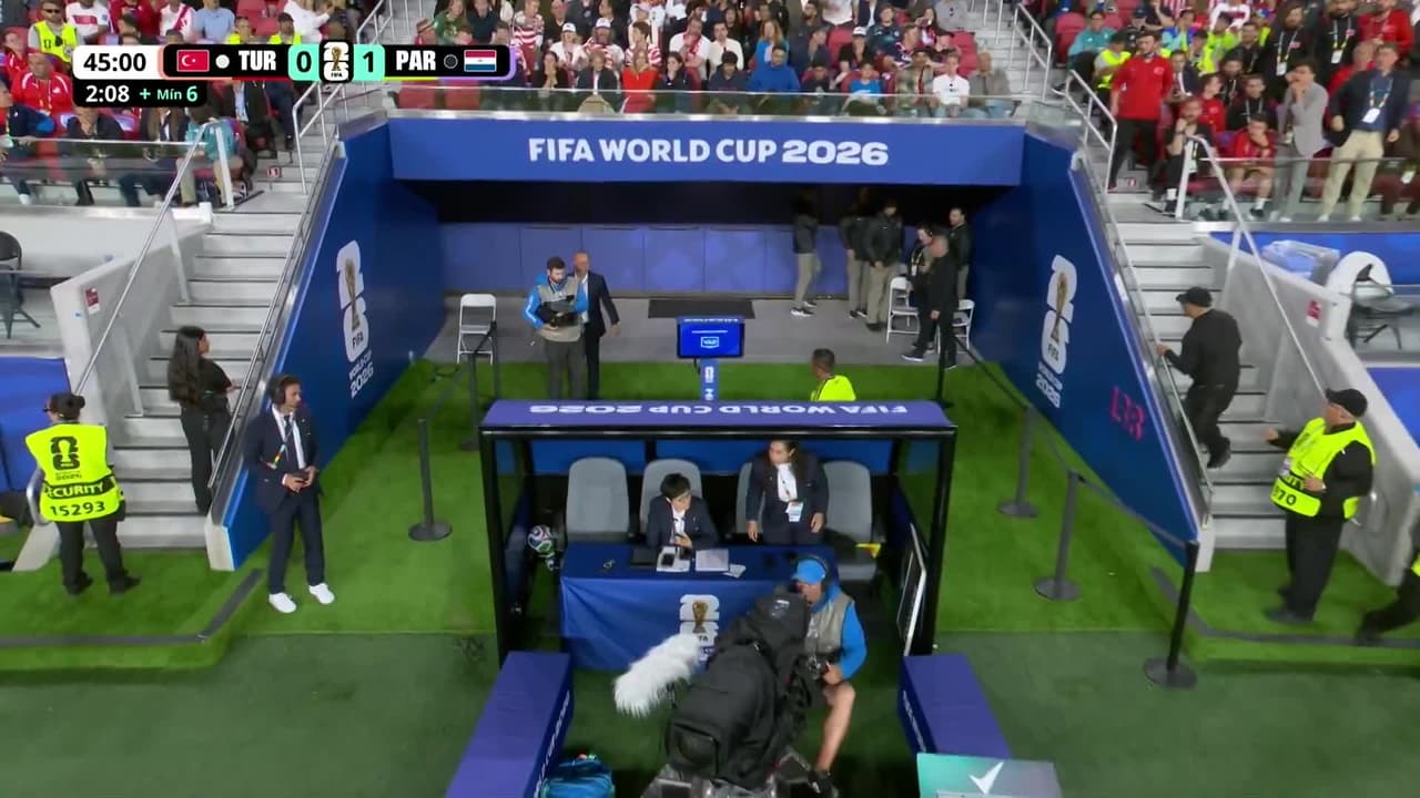 ¡Expulsión! El árbitro saca la roja directa a Miguel Almirón.