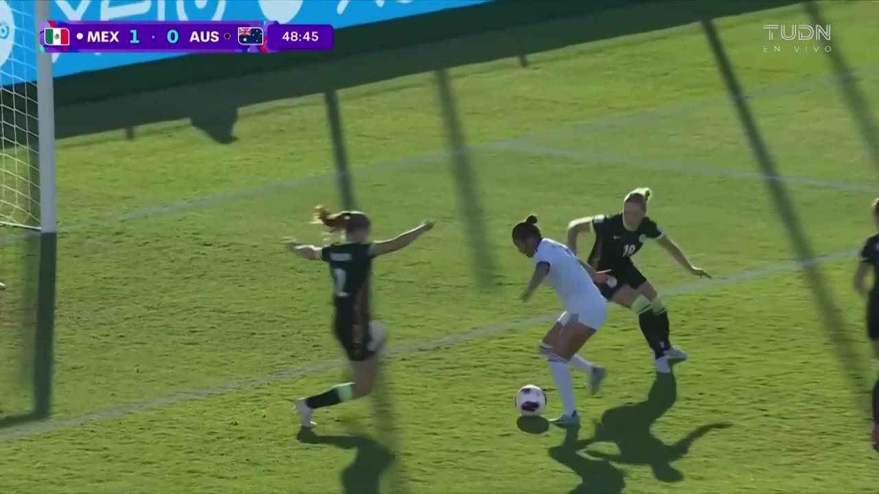 ¡Cerca México! Jugadón de Mia Urbano a lo Messi, pero su tiro sale desviado