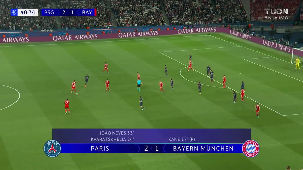 ¡GOL!  anota para FC Bayern München. Michael Olise