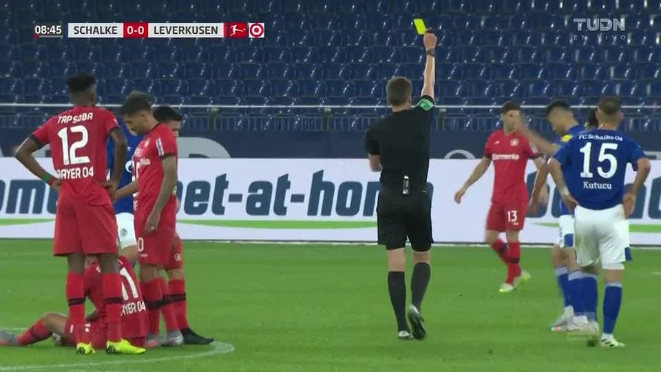 Tarjeta amarilla. El árbitro amonesta a Ozan Kabak de FC Schalke 04