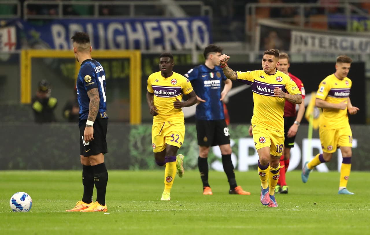 Lucas Torreira adelantó a la Fiorentina, pero neerlandés Denzel Dumfries le dio el empate al Inter.