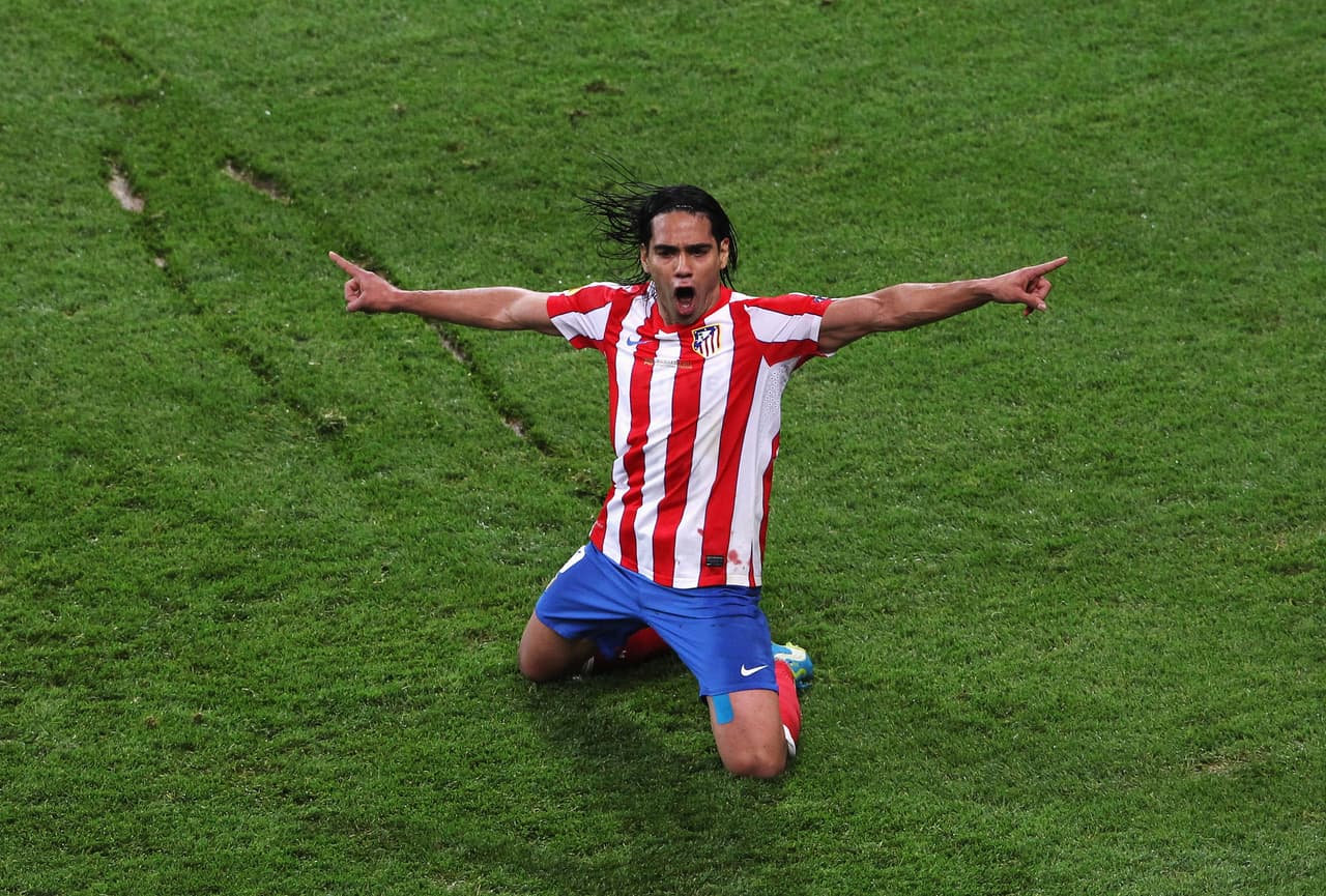 Tras la salida de Agüero y Forlán, el colombiano Falcao García llegó en 2011 y pronto se convirtió en ídolo. Se coronó en la Europa League y en la Copa del Rey en 2012, la segunda al vencer a Real Madrid. Se fue como ídolo.