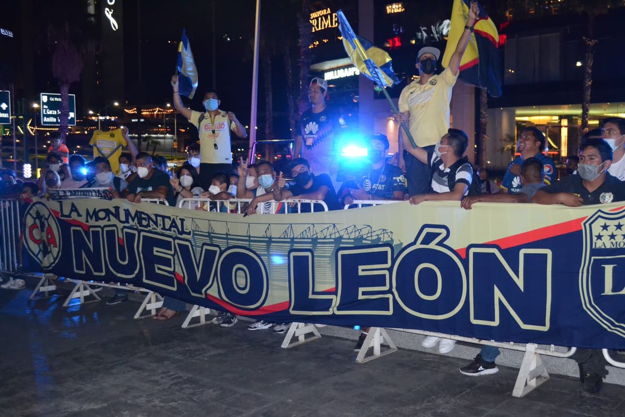 En vísperas de la final de la Concacaf Liga de Campeones donde las Águilas del América enfrentarán a Rayados de Monterrey, al rededor de 250 aficionados se dieron cita a las afueras del hotel de concentración del conjunto azulcrema. Los fans americanistas comenzaron a tocar tambores, cantar porras y encendieron bombas de humo cuando el equipo arribó a las instalaciones.