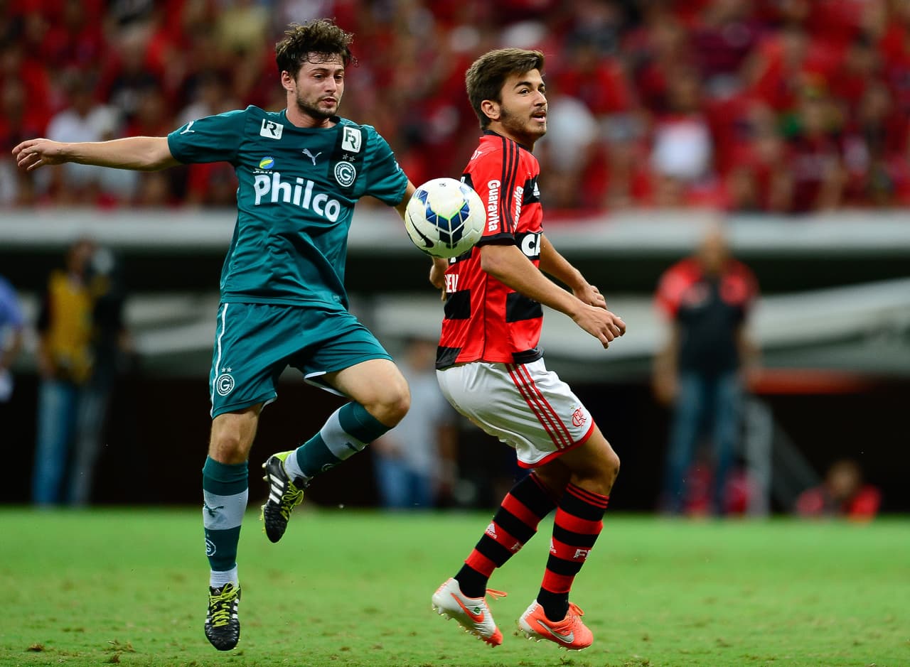 Fue en un juego del campeonato Carioca ante el Olaria, partido al que entró desde el banco de suplentes. Pasó tres temporadas rotando en el primer equipo hasta que se fue a préstamo al Estoril de Portugal.