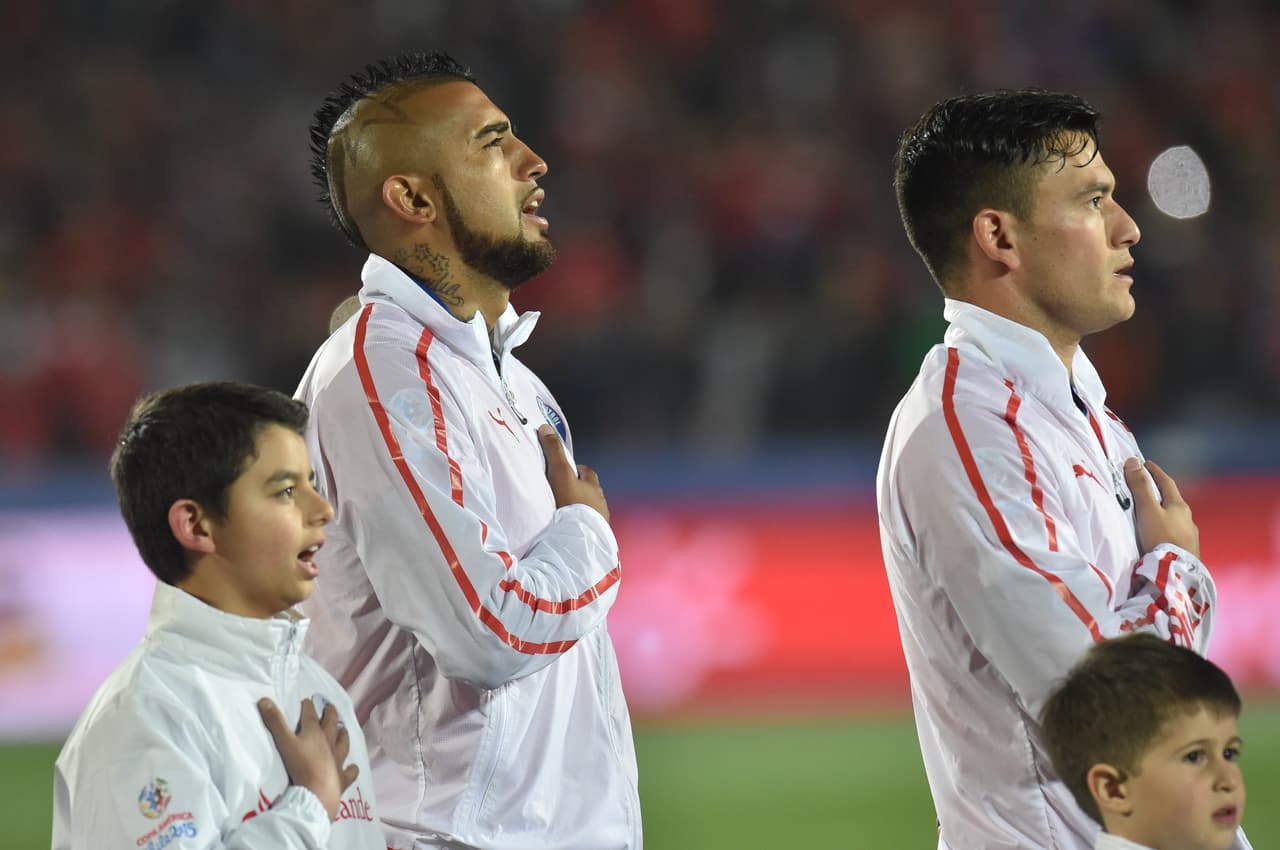 Chile enfrentó a Bolivia con la incógnita de si Arturo Vidal, luego de estrellar su Ferrari y pasar una noche en la comisaria por manejar en estado de ebriedad, jugaría. Finalmente fue incluido en la alineación titular.