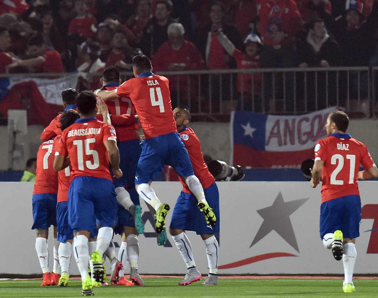 Aránguiz hizo el primer gol del duelo con un remate de pierna derecha, luego de un pase de Vargas.