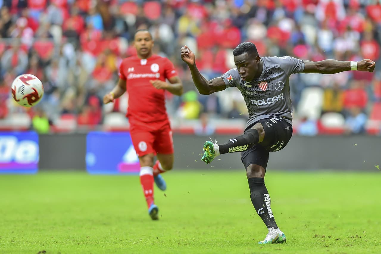 En un partido de volteretas, el Necaxa derrota a domicilio al Toluca 2-3 en un juego entretenido con gol de penal de Mauro Quiroga en el tiempo agregado.