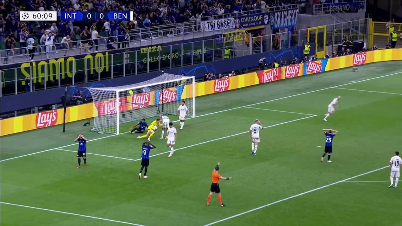 ¡CERCA! Lautaro Martínez disparó que se estrella en el poste.