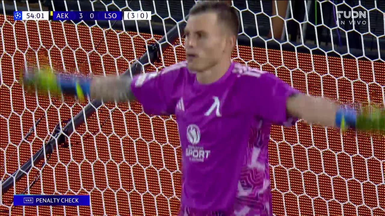 ¡GOL!  anota para AEK Athens. Razvan Marin