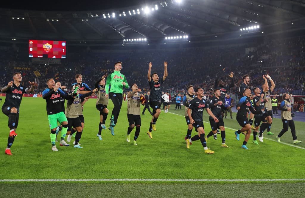 Con Hirving Lozano como titular, el Napoli logró una victoria muy importante fuera de casa por 0-1 ante la Roma, triunfo que mantiene líderes a los de Luciano Spalletti en la Serie A de Italia.