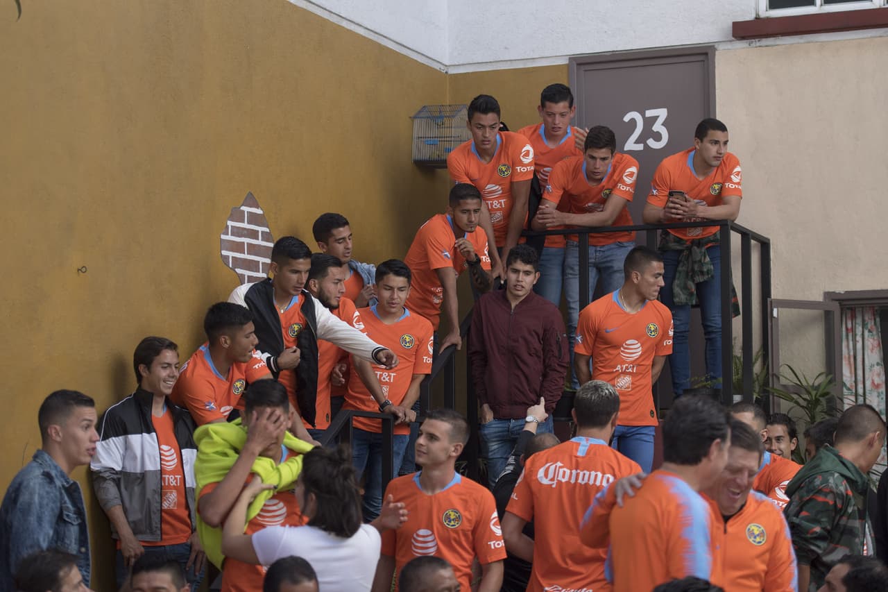 La gran mayoría de los jugadores disfrutaron el momento, tomándose fotos en un lugar que les trae recuerdos de años atrás, cuando había menos preocupaciones.