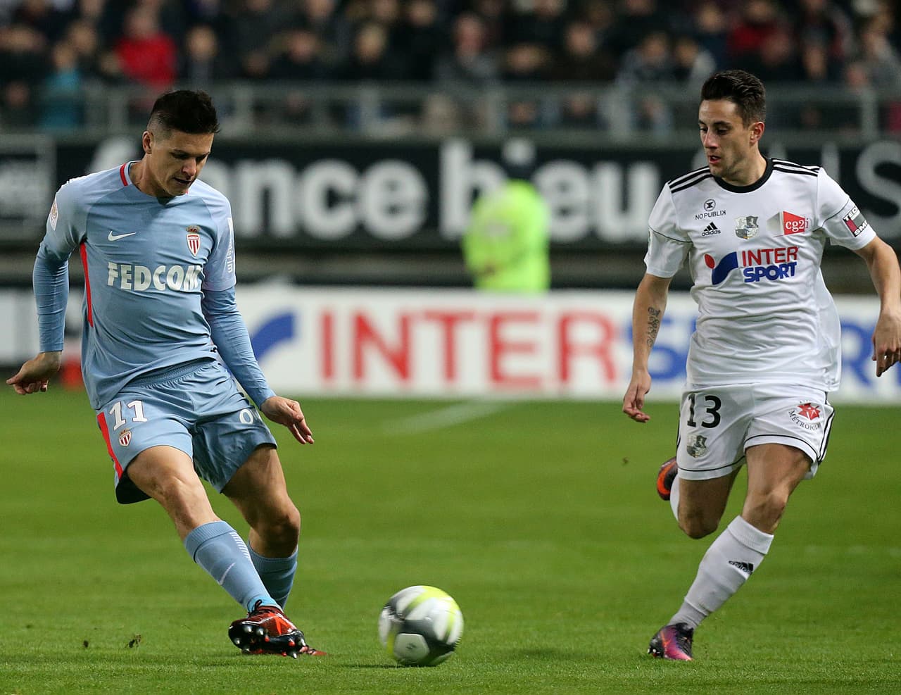 Para el segundo tiempo, Carrillo se fue sustituido al igual que Rony Lopes, dándole lugar a Ghezzal y Jovetic.