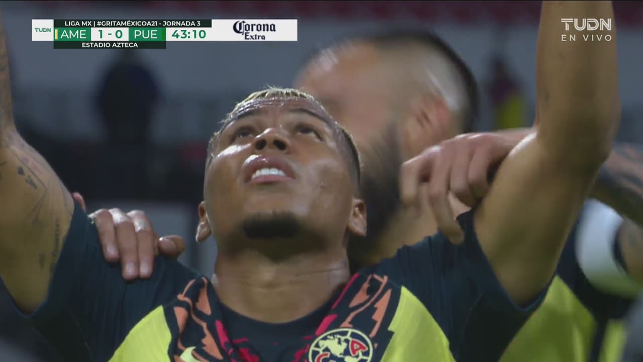 ¡No falla! Roger Martínez, de penal, consigue el 1-0 de América