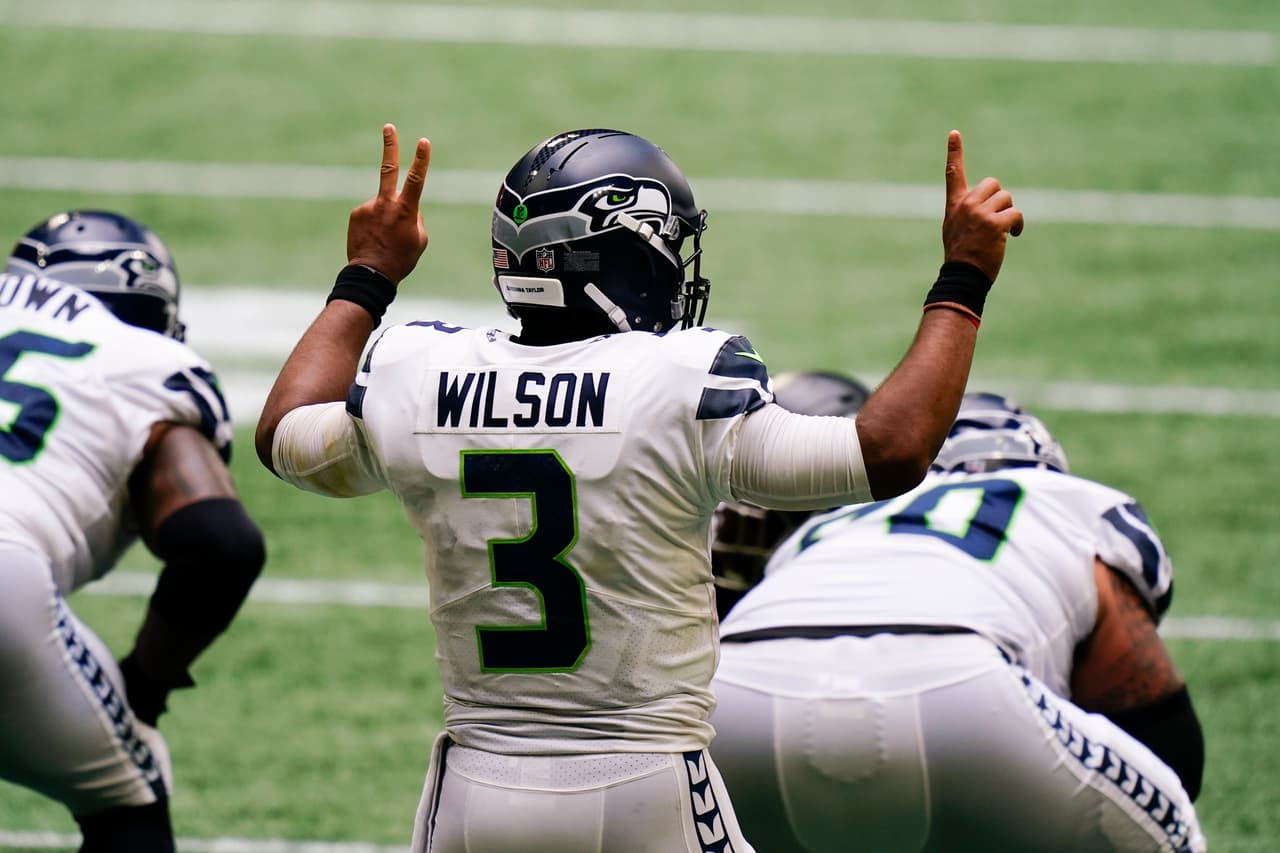 El quarterback de los Seahawks de Seattle Russell Wilson llama una jugada en la segunda mitad del juego ante los Falcons de Atlanda, el domingo 13 de septiembre de 2020, en Atlanta. (AP Foto/Brynn Anderson)