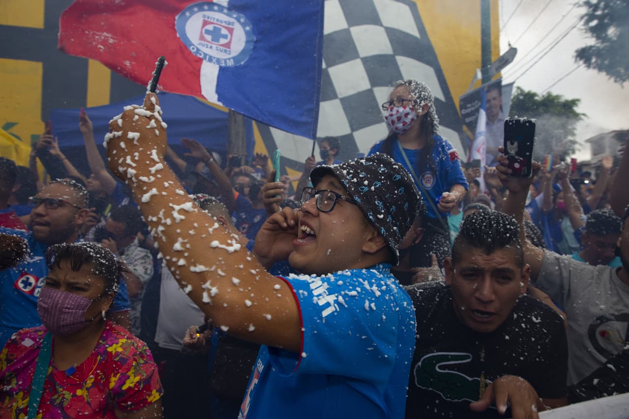 Simplemente espectacular... Miles de fans de la Máquina celeste dieron una histórica bienvenida a su equipo en el Azteca. ¡Qué imágenes!