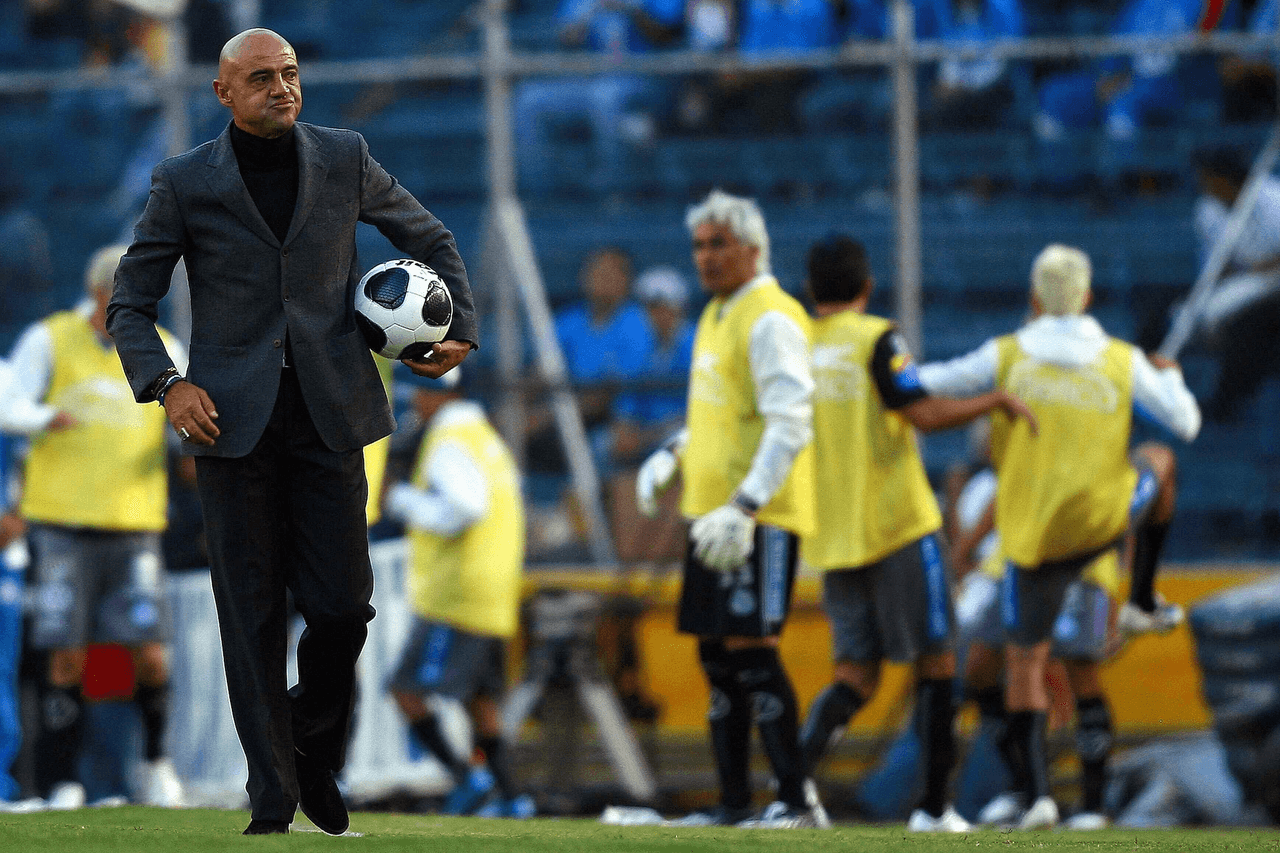 <b>Cruz Azul 1-2 Puebla | Liga MX | Fecha 14 | Clausura 2009</b>
<br>18/abril/2009 | José Luis Sánchez Solá 'Chelis' era el DT de Puebla en aquel momento y se retiró como un jefe del Estadio Azul, con balón en la mano y con los tres puntos en la bolsa.