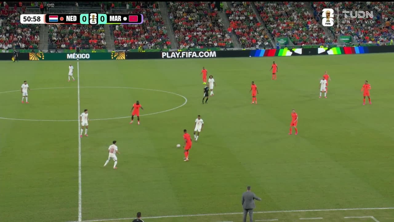 ¡CERCA! Achraf Hakimi disparó que se estrella en el poste.