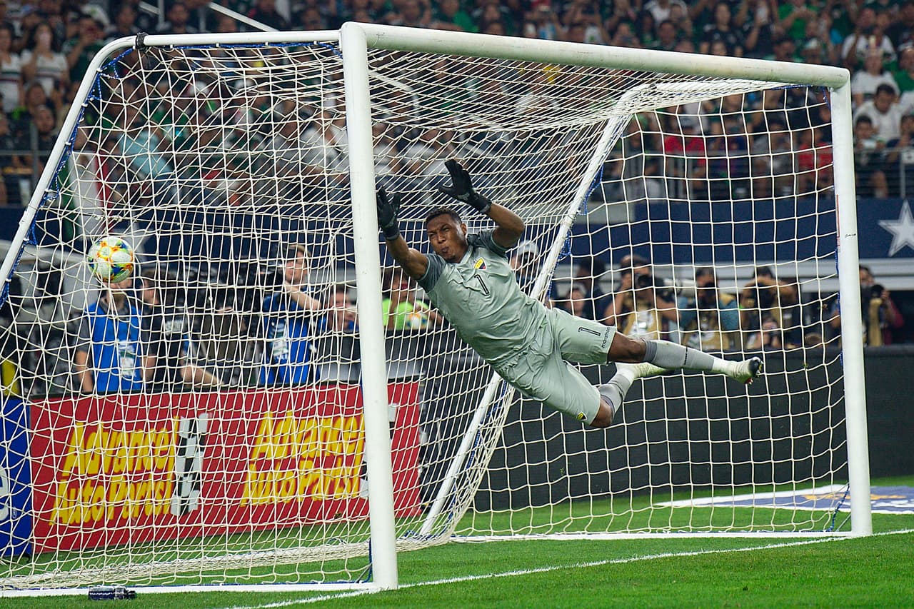 Y de tiro libre, con excelsa técnica, colocación y potencia, puso en un predicamento a Banguera para marcar el 2-1 transitorio.